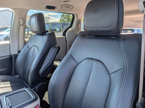 Used 2024 Chrysler Pacifica Limited FWD image 11