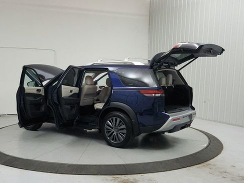 Used 2025 Nissan Pathfinder SL w/ SL Premium Package FWD image 13