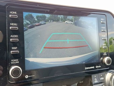 Used 2021 Toyota Highlander XLE AWD/4WD image 18