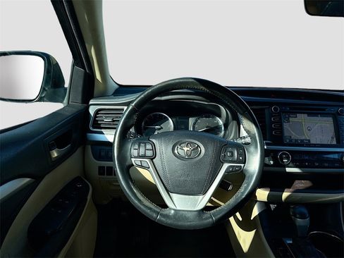 Used 2017 Toyota Highlander XLE image 25