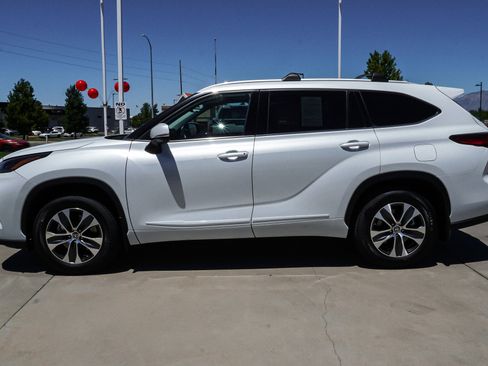 Used 2022 Toyota Highlander XLE AWD/4WD image 5