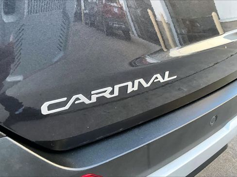 Used 2025 Kia Carnival FWD image 30