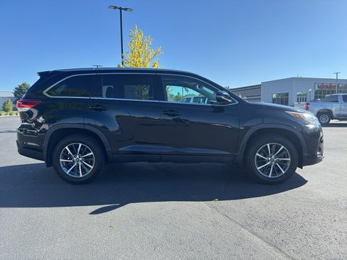 Used 2019 Toyota Highlander XLE AWD/4WD image 2
