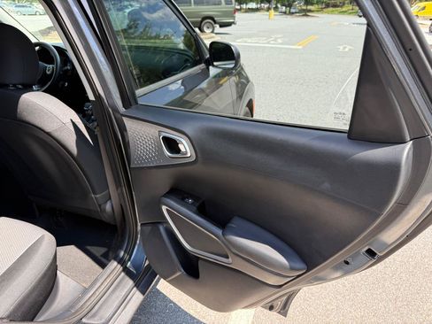 Used 2020 Kia Soul LX FWD image 13