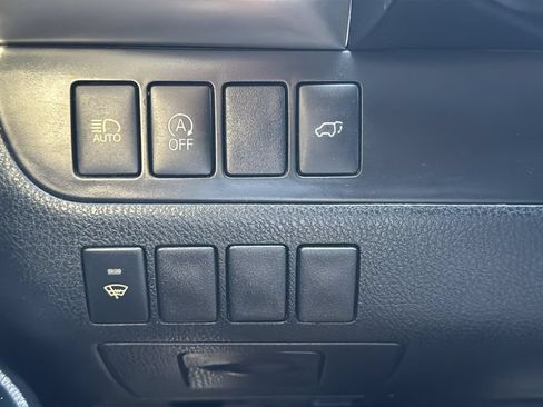 Used 2018 Toyota Highlander Plus w/ Carpet Mat Package (TMS) FWD image 17