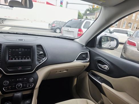 Used 2019 Jeep Cherokee Latitude w/ Popular Appearance Group AWD/4WD image 18