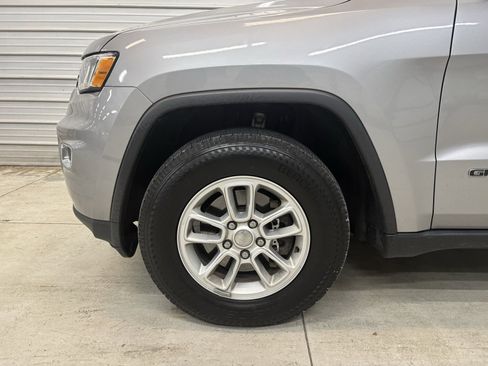 Used 2019 Jeep Grand Cherokee Laredo image 4