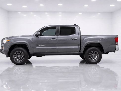 Used 2020 Toyota Tacoma SR5 RWD image 2