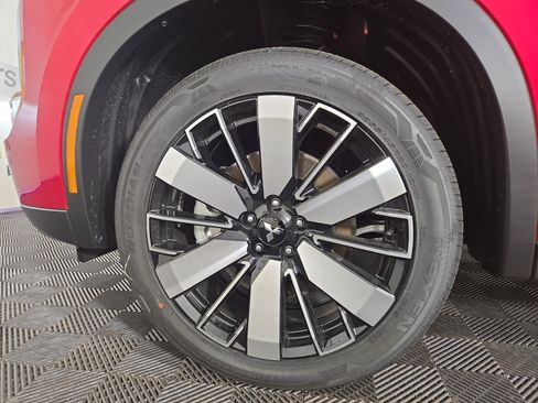 New 2025 Mitsubishi Outlander SE image 32