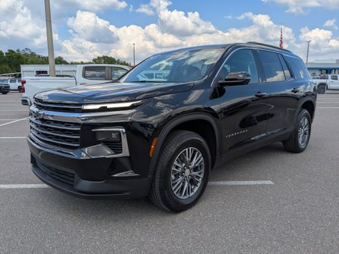 Used 2025 Chevrolet Traverse LT w/ Driver Confidence Package image 8