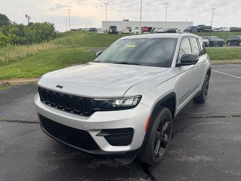 Used 2024 Jeep Grand Cherokee Altitude AWD/4WD image 7