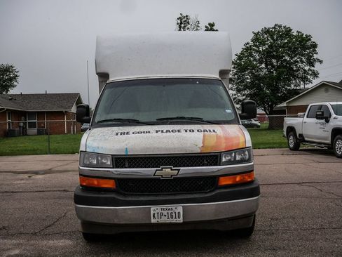 Used 2017 Chevrolet Express 3500 RWD image 2