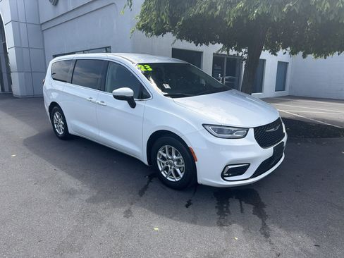 Used 2023 Chrysler Pacifica Touring-L FWD image 1