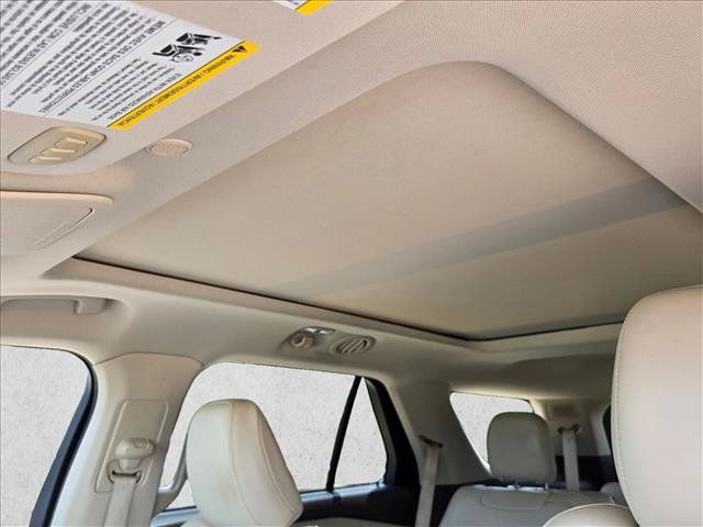 Used 2020 Ford Explorer Platinum w/ Premium Technology Package AWD/4WD image 18