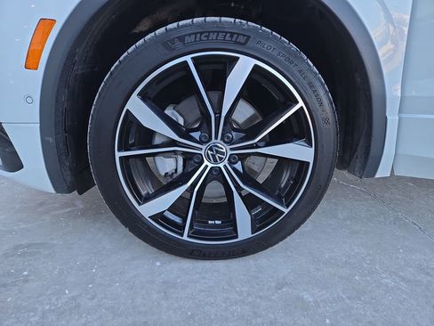 Used 2024 Volkswagen Tiguan SEL R-Line image 10