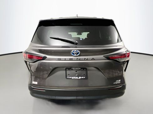 Used 2021 Toyota Sienna XLE FWD image 6
