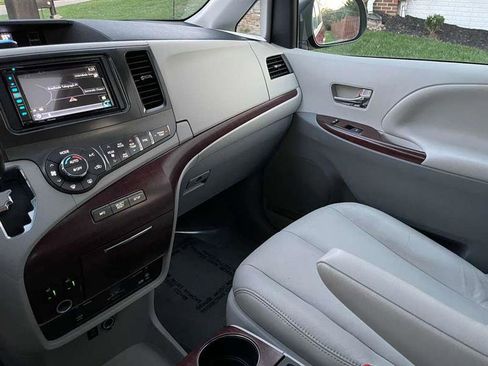 Used 2014 Toyota Sienna AWD image 86