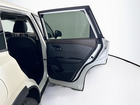 Used 2021 Nissan Rogue SV image 30