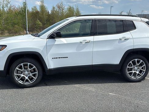 Used 2024 Jeep Compass Latitude AWD/4WD image 12