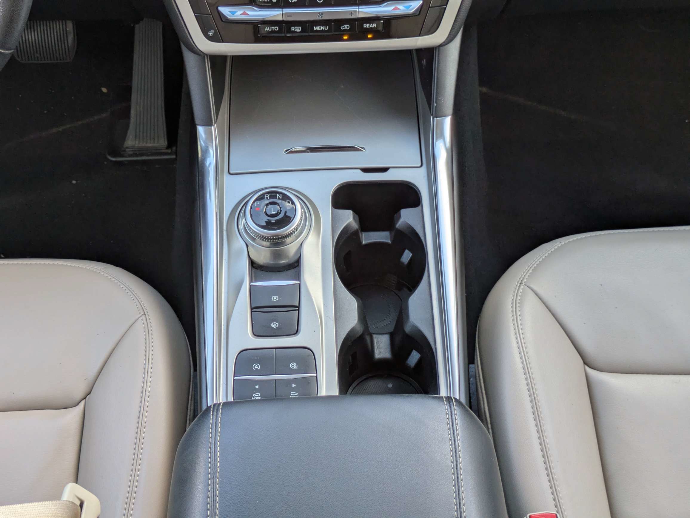 Used 2021 Ford Explorer XLT w/ Equipment Group 202A RWD image 6
