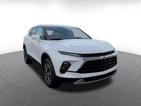 Used 2025 Chevrolet Blazer LT FWD image 3