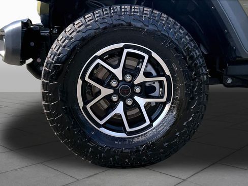 Used 2025 Jeep Gladiator Rubicon w/ Convenience Group AWD/4WD image 12