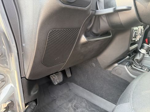 Used 2018 Jeep Wrangler Unlimited Sport S AWD/4WD image 37