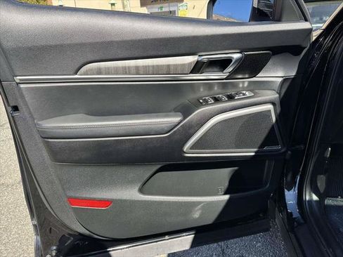 Used 2023 Kia Telluride EX w/ EX Captain's Chair Package AWD/4WD image 17