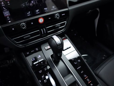 Certified 2025 Porsche Macan image 16