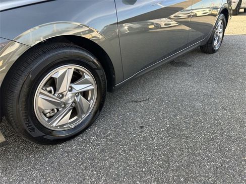 Used 2025 Hyundai Elantra SE image 12