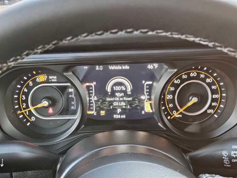 Used 2025 Jeep Wrangler Unlimited Rubicon w/ Technology Group image 25