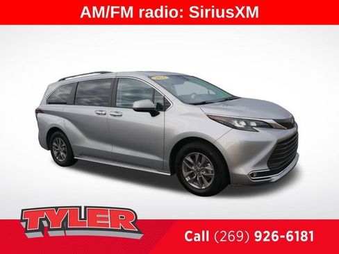 Used 2024 Toyota Sienna XLE image 1