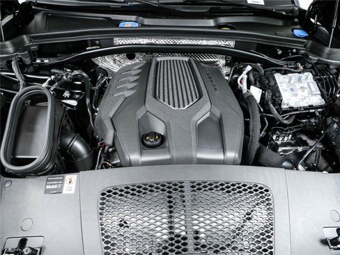 Certified 2026 Porsche Macan Turbo AWD/4WD image 38