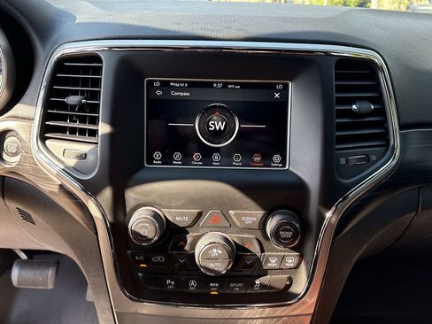 Used 2019 Jeep Grand Cherokee Laredo image 29