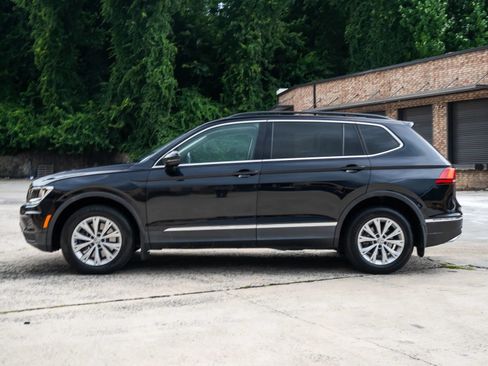 Used 2018 Volkswagen Tiguan SE w/ Panoramic Sunroof Package FWD image 2