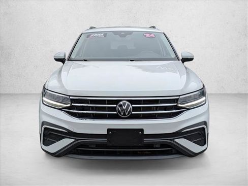 Used 2024 Volkswagen Tiguan SE image 2