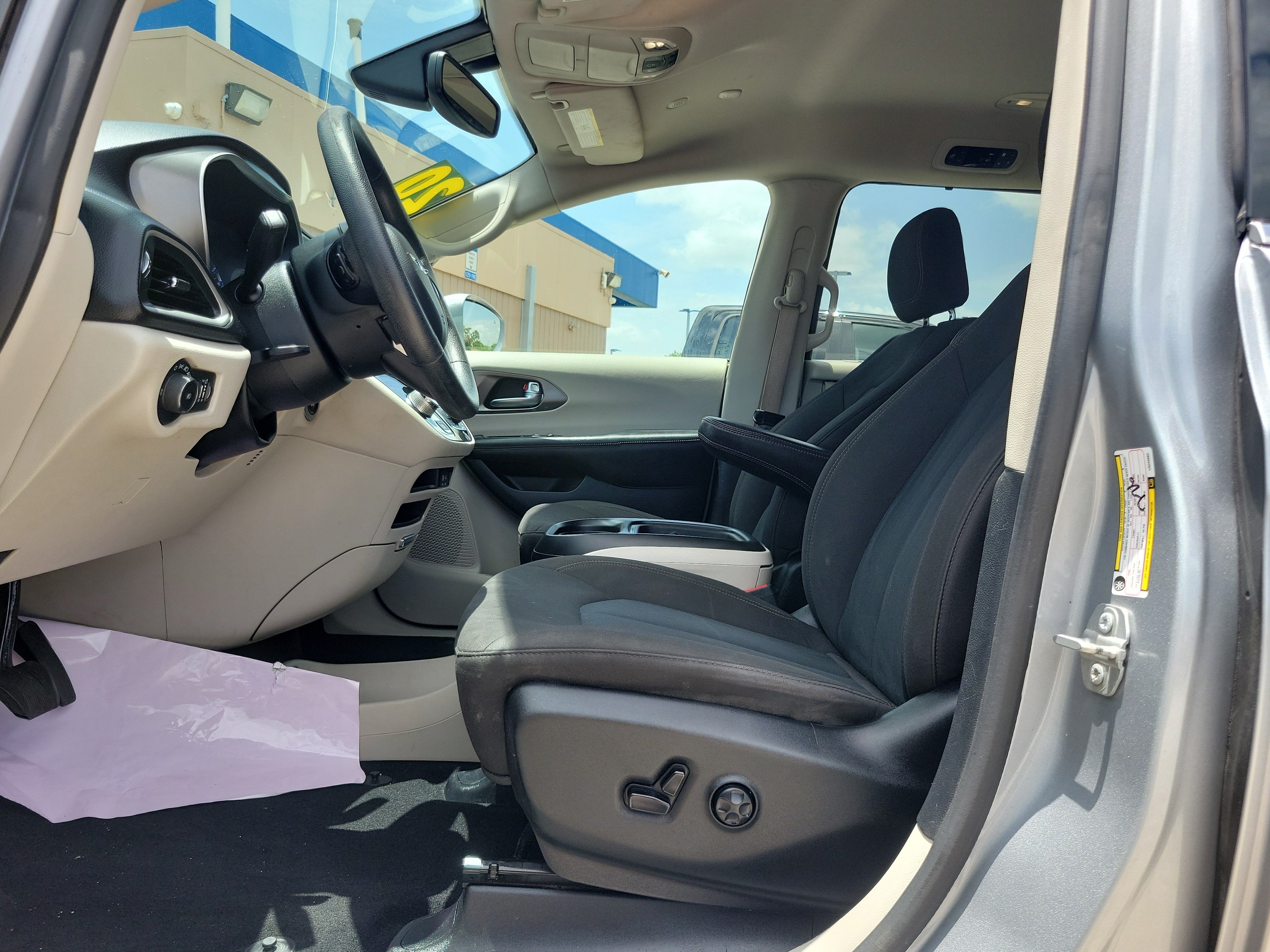 Used 2020 Chrysler Pacifica Touring FWD image 11