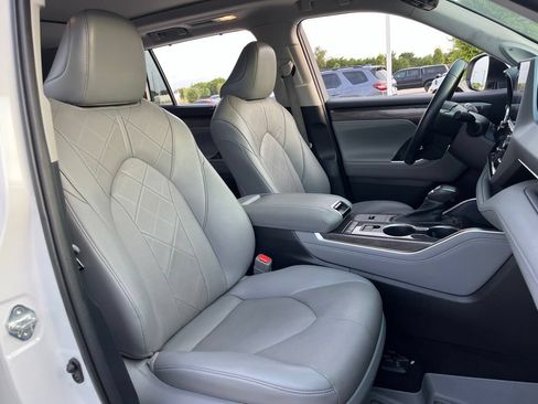 Used 2021 Toyota Highlander Platinum FWD image 30