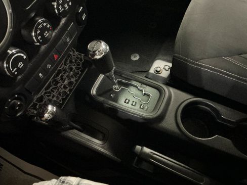 Used 2015 Jeep Wrangler Unlimited Sahara w/ Connectivity Group AWD/4WD image 13