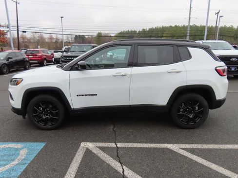 Used 2022 Jeep Compass Altitude w/ Sun and Sound Group image 8