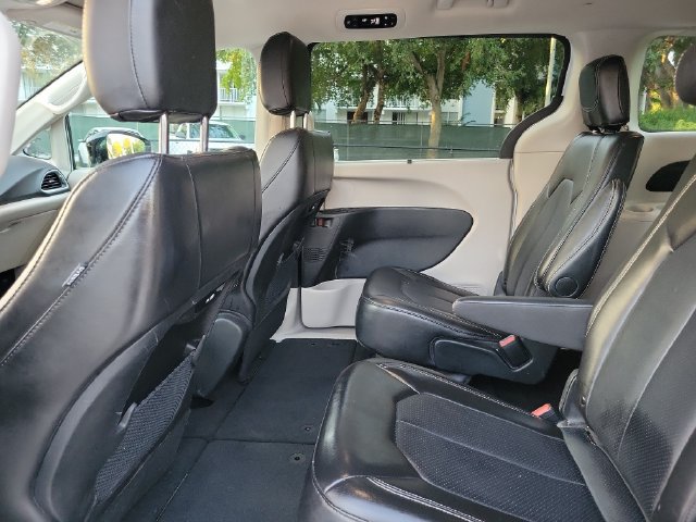 Used 2024 Chrysler Pacifica Touring-L FWD image 8