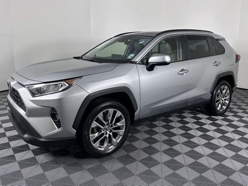 Used 2019 Toyota RAV4 XLE Premium image 4