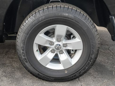 Used 2018 RAM 1500 Express image 10