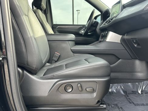 Used 2024 Chevrolet Suburban LT w/ Luxury Package image 17