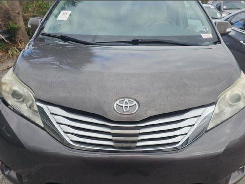 Used 2014 Toyota Sienna Limited w/ Limited Premium Package FWD image 2