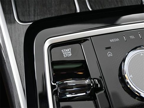 New 2026 BMW 750e xDrive w/ Premium Package image 6