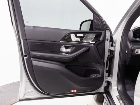 Used 2025 Mercedes-Benz GLS 580 4MATIC image 5