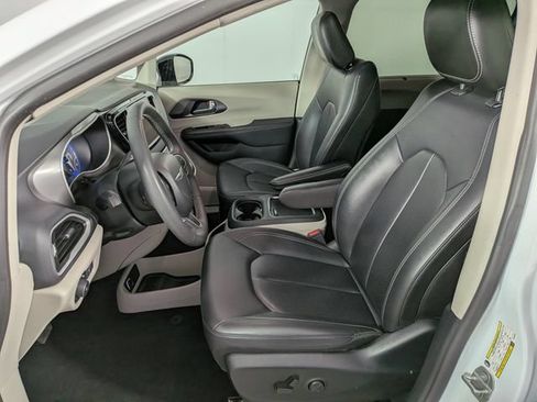 Used 2024 Chrysler Pacifica Touring-L FWD image 18