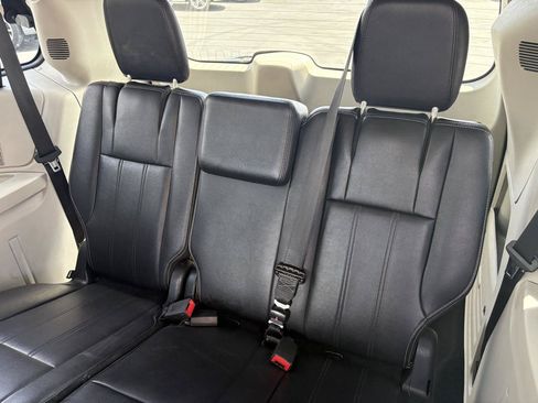Used 2014 Chrysler Town & Country Touring FWD image 9