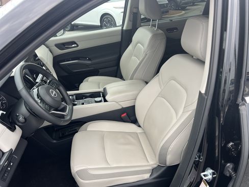 Certified 2025 Nissan Pathfinder SL image 13